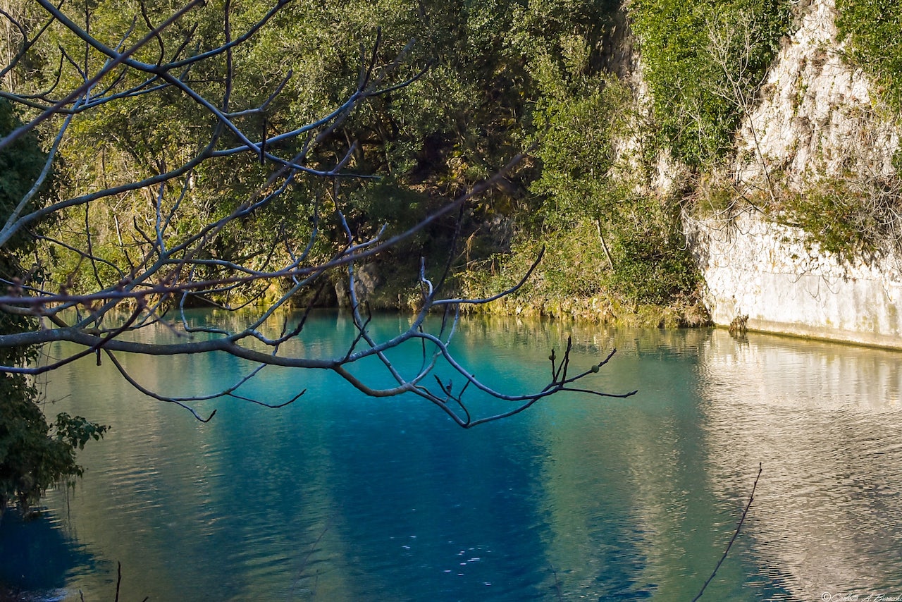 Acquamarina, azzurro intenso e blu cobalto: i colori strabilianti delle acque del Nera sono determinati anche dall'accumulo di minerali della zona