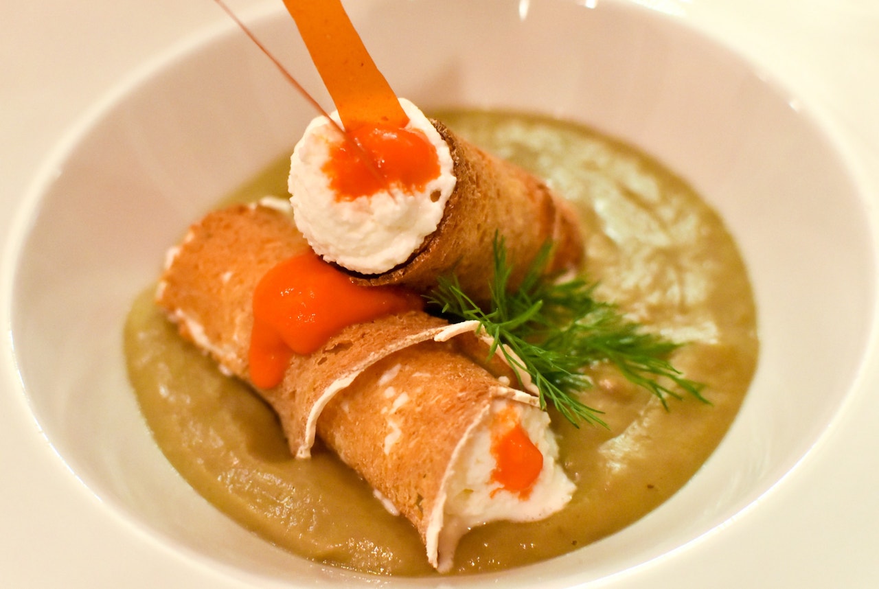 L'antipasto freddo di Carlo e Camillo bistrot: un cannolo di pane croccante ripieno di robiola e mousse di peperoni su un letto di crema tiepida ai carciofi