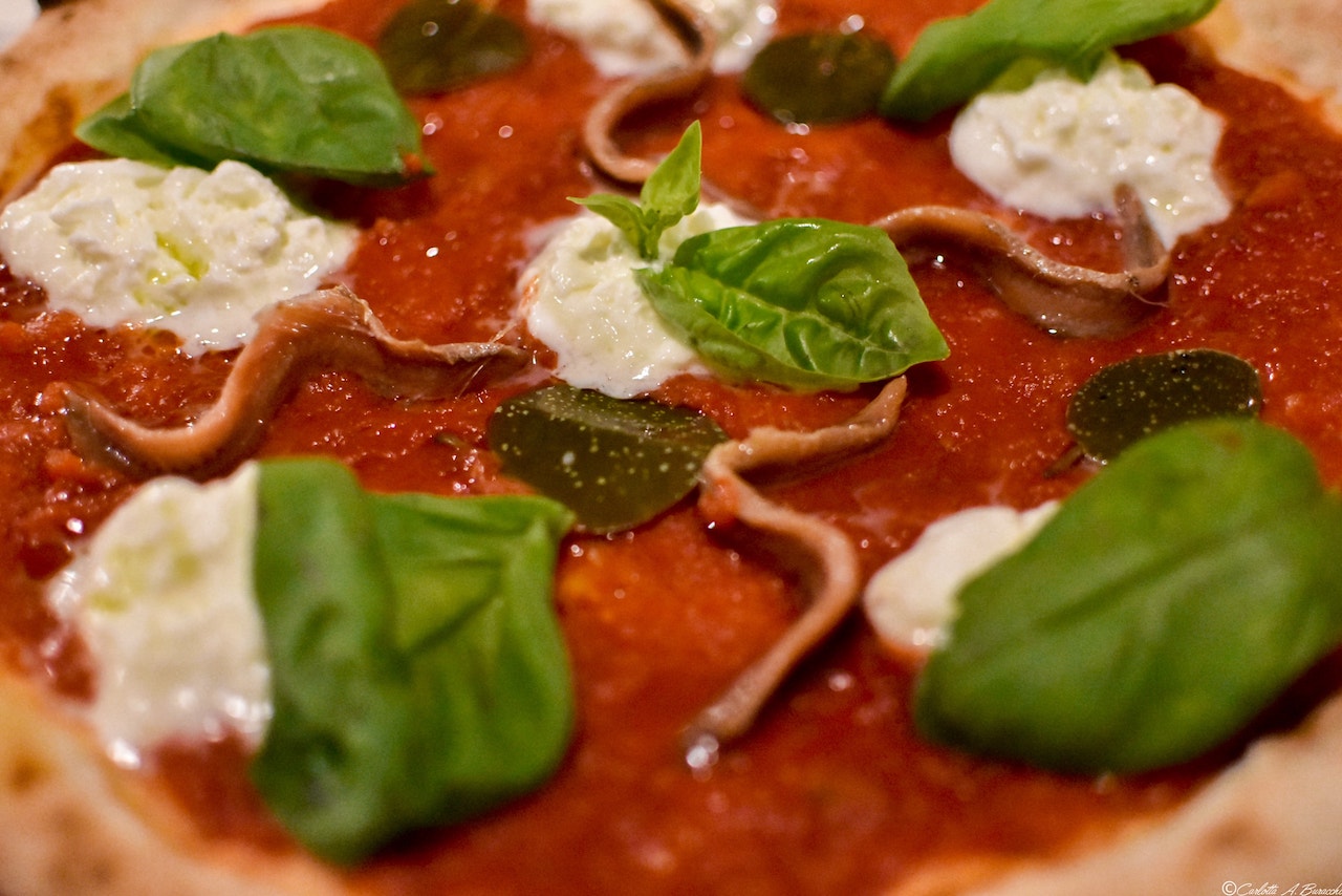 La nuova Napoli destrutturata con foglia di cappero alla pizzeria Al Foghèr, Arezzo