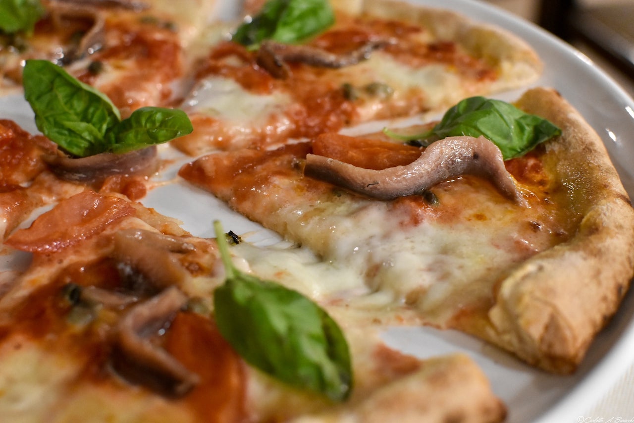La pizza Bufanapoli de Al Foghèr di Arezzo: mozzarella di bufala, pomodoro, alici, capperi e basilico