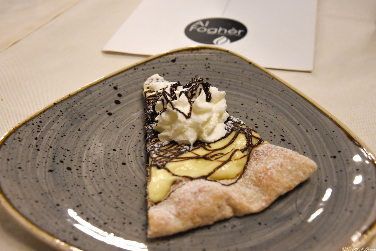 Una delle pizze dessert della pizzeria Al Foghèr di Arezzo: crema chantilly, cioccolato e panna montata