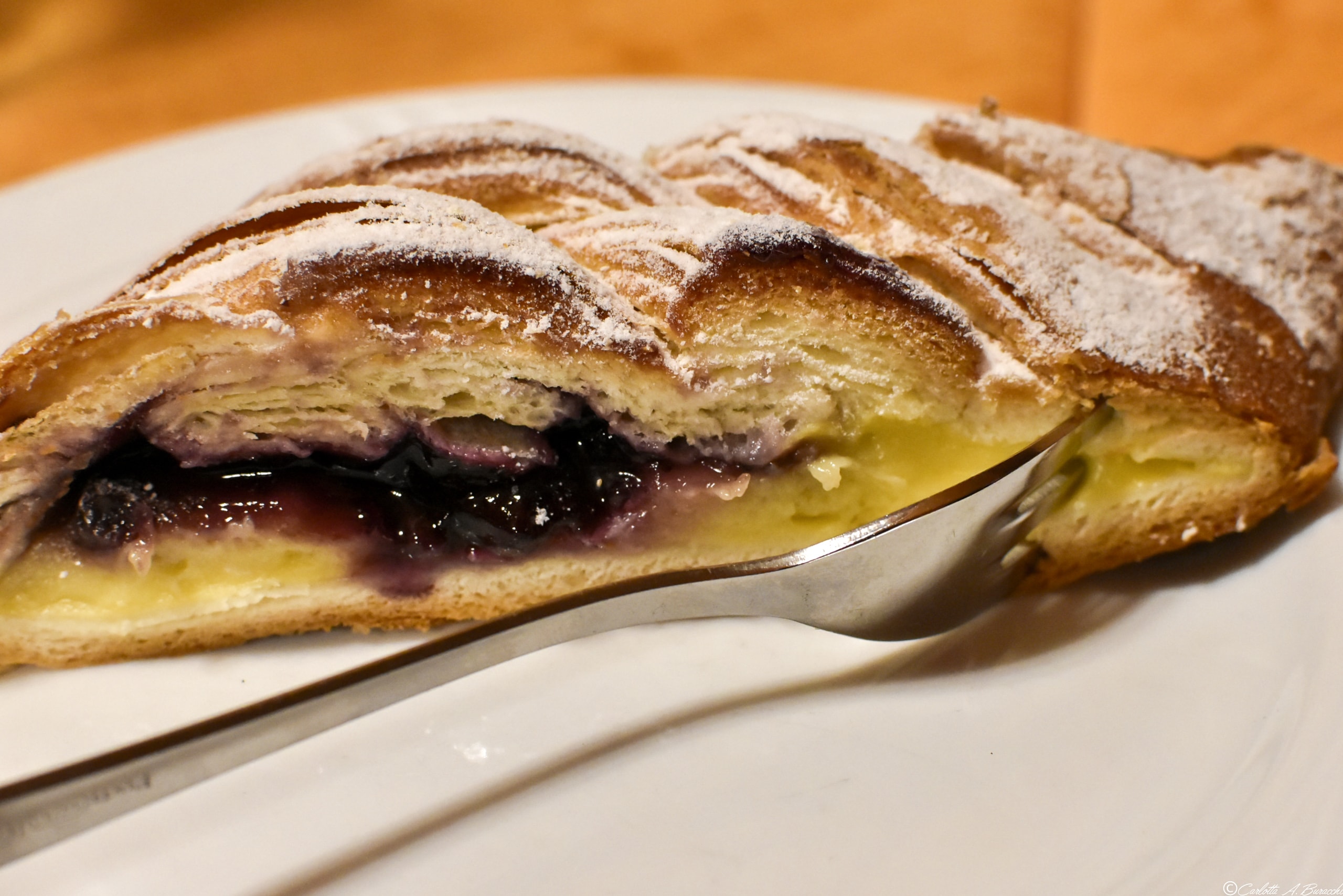 La Treccia mòchena, dolce di pasta lievitata ripieno di crema pasticcera e confettura di mirtilli, inventato negli anni '90 dal panettiere Osler 