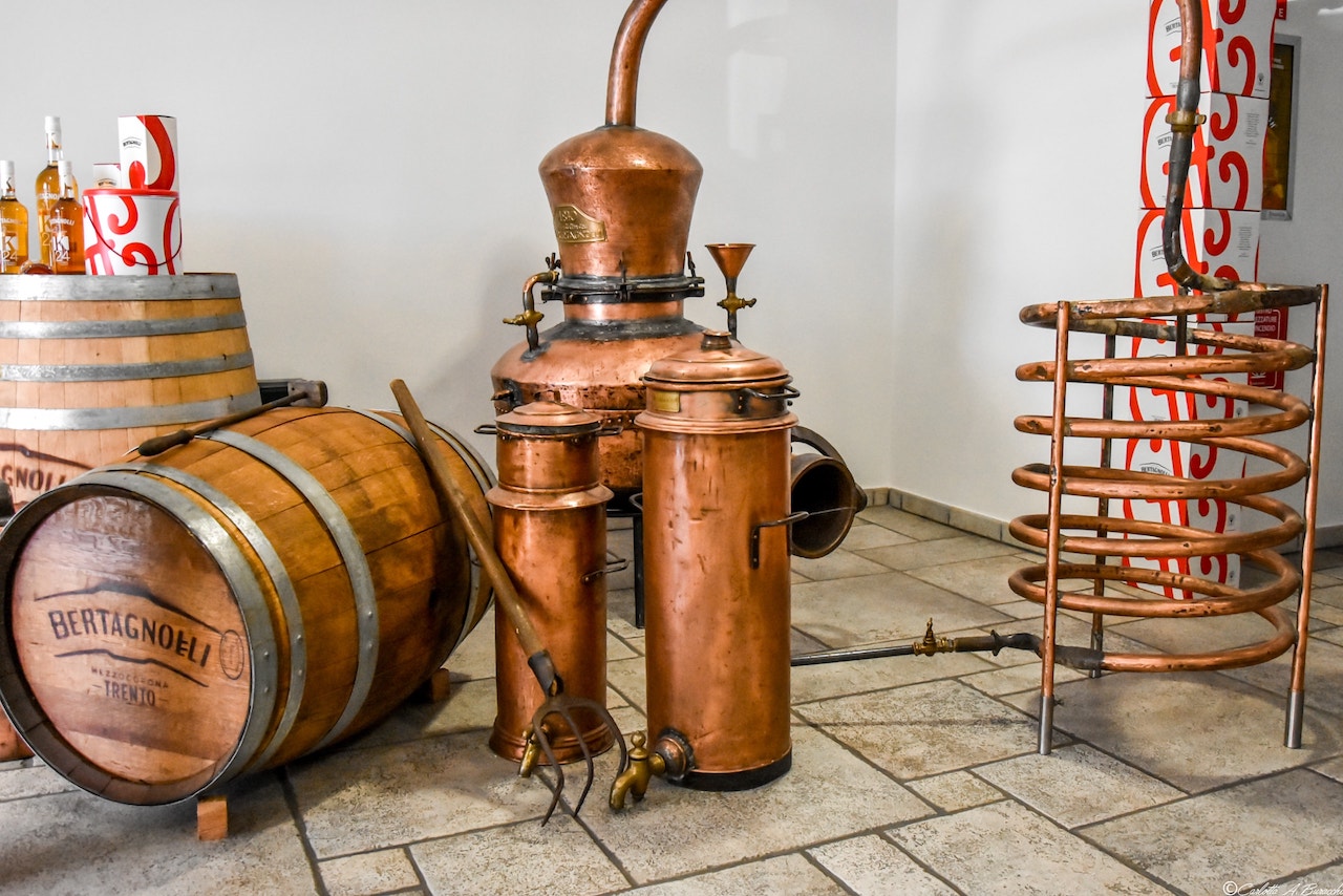 Scoprire la distillazione discontinua della Grappa trentina alla  Distilleria Bertagnolli