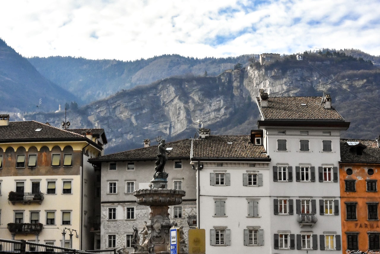 Il Nettuno, dall'alto dei suoi 12 metri di altezza sorveglia maestoso la piazza centrale di Trento