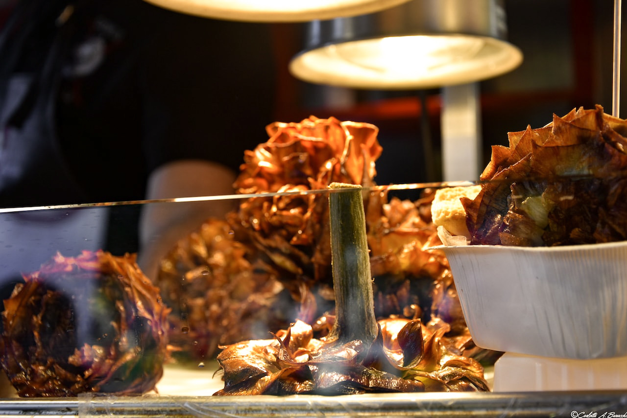 L'aspetto caratteristico dei Carciofi alla Giudìa, con la corolla completamente schiacciata. Questi sono proposti da Domus Carciò, realtà di streetfood romano che ho conosciuto in occasione di Streetfood4wheels ad Arezzo