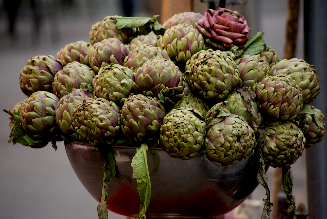 I carciofi romaneschi, detti "mammole" o "cimaroli" con la loro classica forma tondeggiante