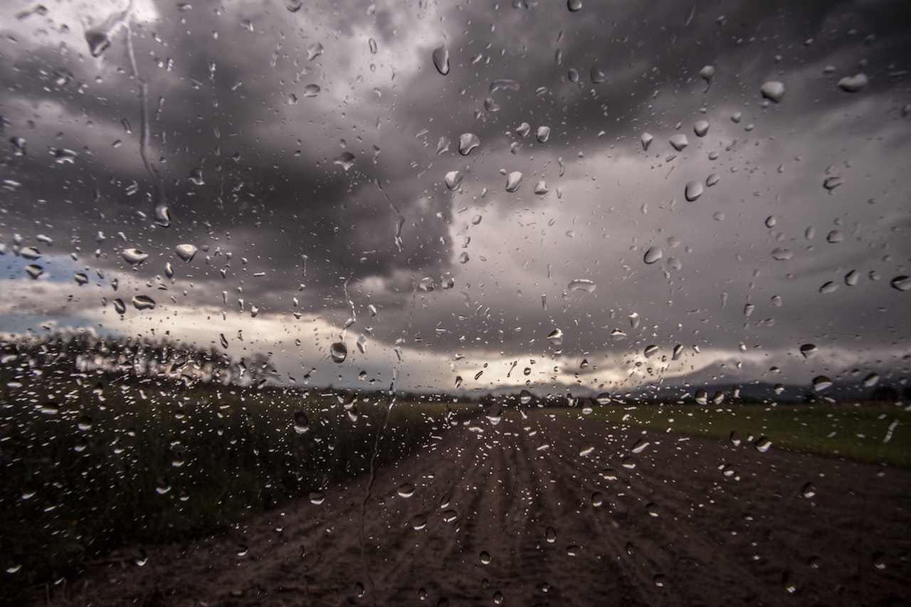 Gocce di pioggia dal finestrino, con un cielo che annuncia ancora temporale