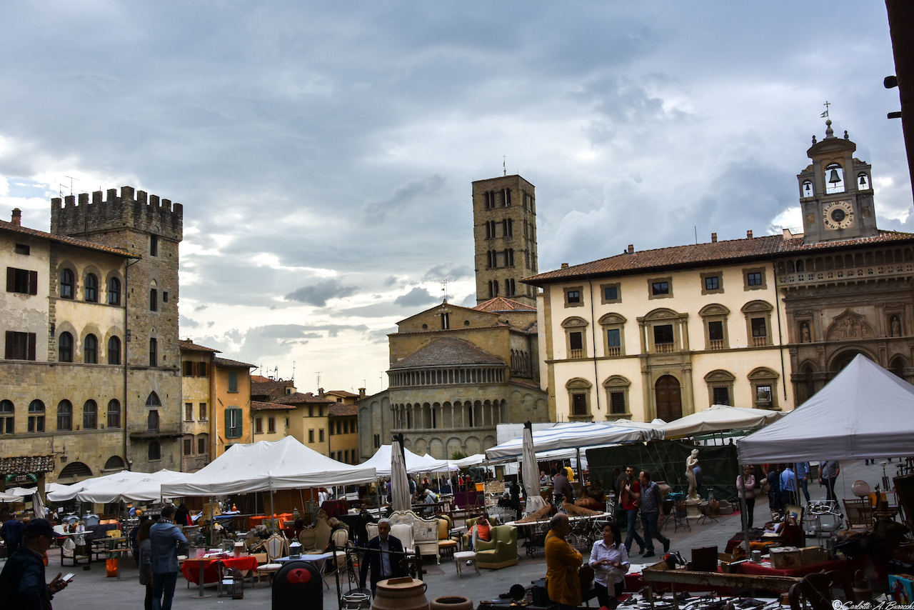 Piazza Grande ad Arezzo con la Fiera Antiquaria ed il preavviso di un temporale