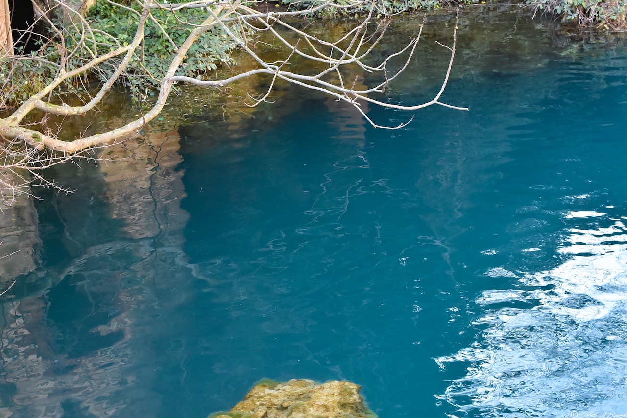 Acquamarina, azzurro intenso e blu cobalto: i colori strabilianti delle acque del Nera sono determinati anche dall'accumulo di minerali della zona