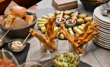 L'aperitivo al Rifugio Van Spitz prima di cominciare la ciaspolada nel cuore della Valle dei Mòcheni