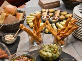 L'aperitivo al Rifugio Van Spitz prima di cominciare la ciaspolada nel cuore della Valle dei Mòcheni