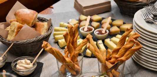 Una ciaspolada nella Valle dei Mòcheni ed un assaggio dei suoi prodotti tipici L'aperitivo al Rifugio Van Spitz prima di cominciare la ciaspolada nel cuore della Valle dei Mòcheni