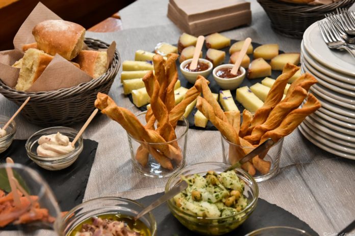 Aperitivo Rifugio Van Spitz, Valle dei Mòcheni L'aperitivo al Rifugio Van Spitz prima di cominciare la ciaspolada nel cuore della Valle dei Mòcheni