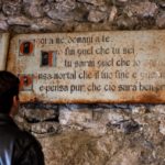 L'iscrizione che accoglie i visitatori all'ingresso della Cripta adibita a Museo delle Mummie di Ferentillo, Umbria