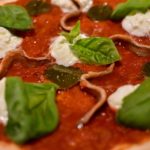 Nuova pizza Napoli destrutturata con foglia di cappero, Al Foghèr, Arezzo