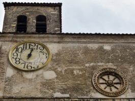 L'orologio della Chiesa di Santo Stefano a Ferentillo, provincia di Terni, Umbria