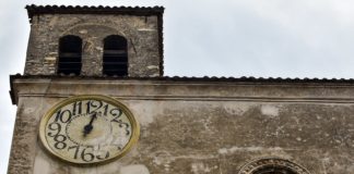 L'orologio della Chiesa di Santo Stefano a Ferentillo, provincia di Terni, Umbria