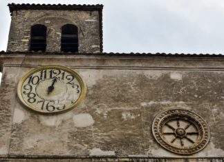 L'orologio della Chiesa di Santo Stefano a Ferentillo, provincia di Terni, Umbria