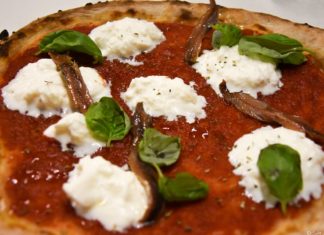 La pizza "Napoli destrutturata" della pizzeria Al Foghèr di Arezzo: pomodoro, burrata, alici, basilico ed origano