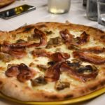 La pizza Sfiziosa della pizzeria Al Foghèr: mozzarella fior di latte, pancetta affumicata e funghi porcini