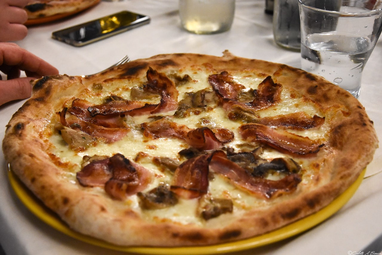 La pizza Sfiziosa della pizzeria Al Foghèr: mozzarella fior di latte, pancetta affumicata e funghi porcini