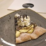 Una delle pizze dessert della pizzeria Al Foghèr di Arezzo: crema chantilly, cioccolato e panna montata