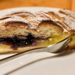La Treccia mòchena, dolce di pasta lievitata ripieno di crema pasticcera e confettura di mirtilli, inventato negli anni '90 dal panettiere Osler