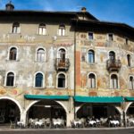 La suggestiva facciata affrescata delle Case Cazuffi-Rella in Piazza Duomo, Trento