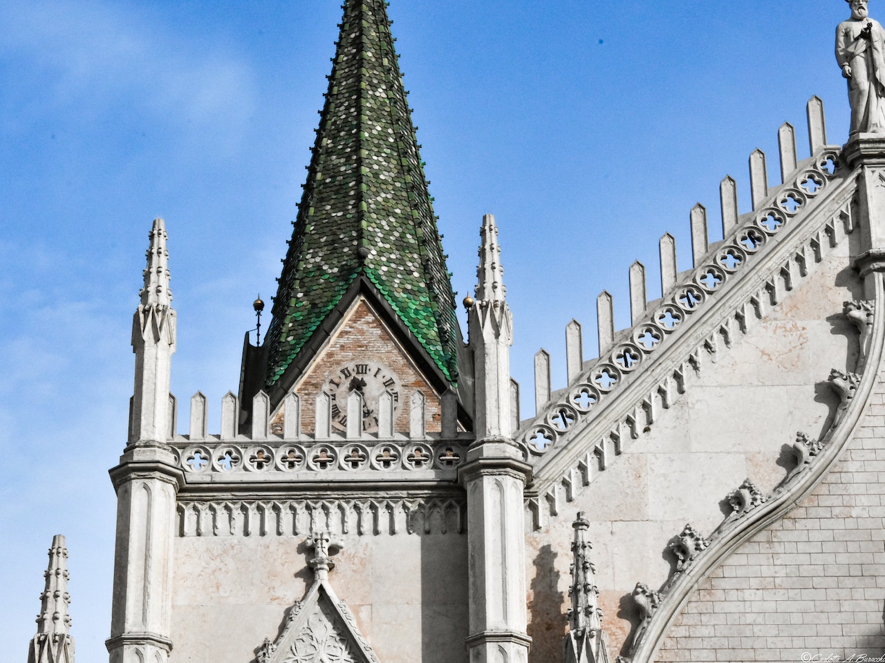 Il suggestivo campanile della Chiesa dei S. Pietro e Paolo a Trento