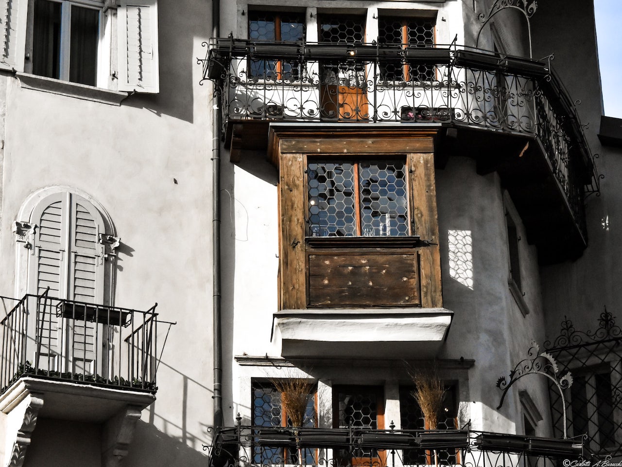 Una delle caratteristiche finestre dell'antica Casa Monauni a Trento