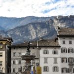 Il Nettuno, dall'alto dei suoi 12 metri di altezza sorveglia maestoso la piazza centrale di Trento