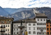 Il Nettuno, dall'alto dei suoi 12 metri di altezza sorveglia maestoso la piazza centrale di Trento