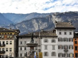 Il Nettuno, dall'alto dei suoi 12 metri di altezza sorveglia maestoso la piazza centrale di Trento