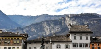 Il Nettuno, dall'alto dei suoi 12 metri di altezza sorveglia maestoso la piazza centrale di Trento