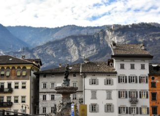 Il Nettuno, dall'alto dei suoi 12 metri di altezza sorveglia maestoso la piazza centrale di Trento