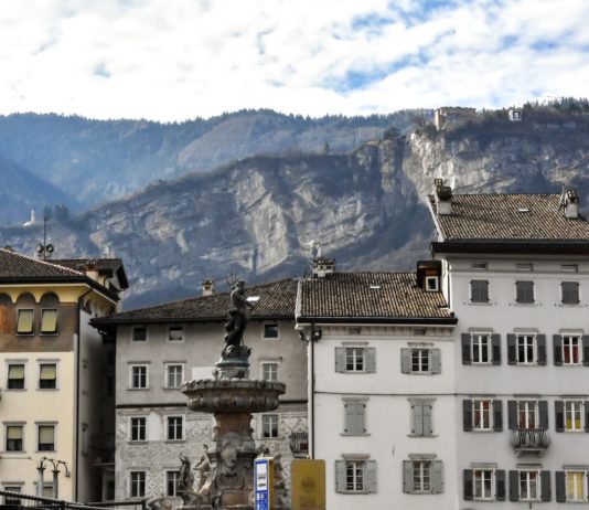 Il Nettuno, dall'alto dei suoi 12 metri di altezza sorveglia maestoso la piazza centrale di Trento