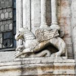 Grifone scolpito nell'abside del Duomo di San Vigilio a Trento