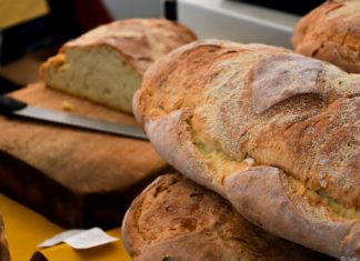 Pane di patate della Garfagnana sul banco del taglio ad Arezzo Flower Show