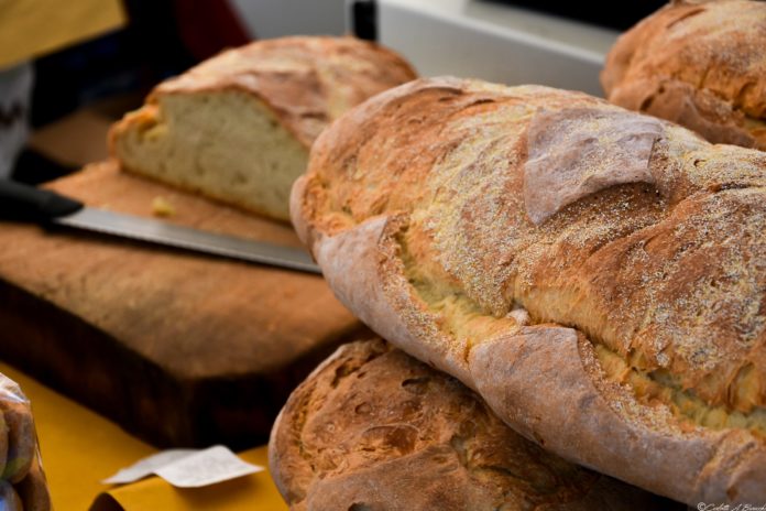 Pane di patate della Garfagnana sul banco del taglio ad Arezzo Flower Show