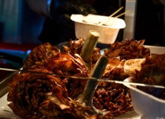 I Carciofi alla giudìa, una delizia della cucina ebraico romanesca qui proposta in versione streetfood da Domus Carciò