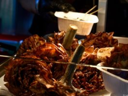 I Carciofi alla giudìa, una delizia della cucina ebraico romanesca qui proposta in versione streetfood da Domus Carciò