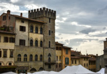 Palazzi di Piazza Grande, Arezzo mentre arriva il temporale