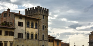 Palazzi di Piazza Grande, Arezzo mentre arriva il temporale