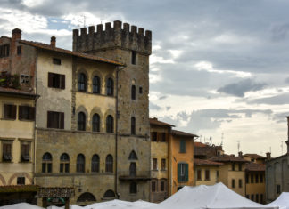 Palazzi di Piazza Grande, Arezzo mentre arriva il temporale