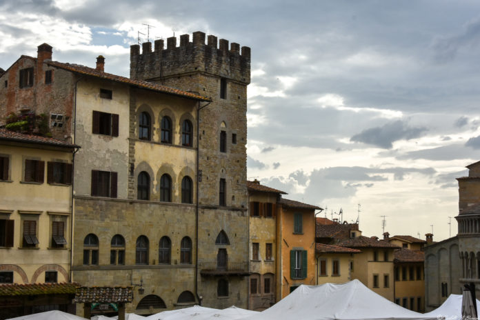 Palazzi di Piazza Grande, Arezzo mentre arriva il temporale