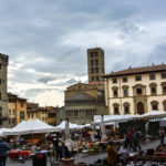 Piazza Grande ad Arezzo con la Fiera Antiquaria ed il preavviso di un temporale