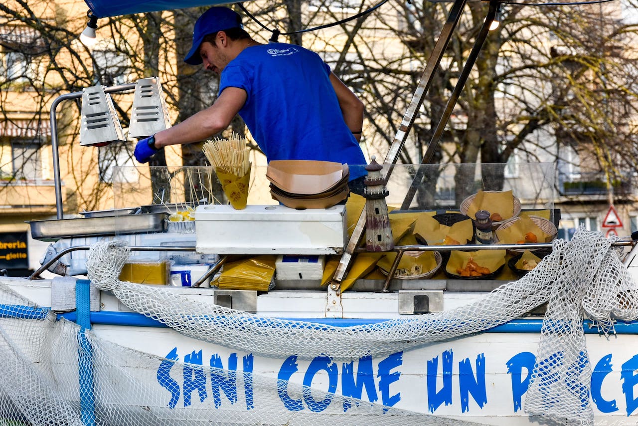 L'originale barca foodtruck di 'Sani come un pesce' ad Arezzo Streetfood® 4Wheels