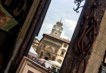 Il palazzo della Fraternita dei Laici riflesso in uno specchio antico durante la Fiera Antiquaria, Arezzo