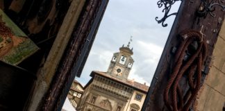 Il palazzo della Fraternita dei Laici riflesso in uno specchio antico durante la Fiera Antiquaria, Arezzo