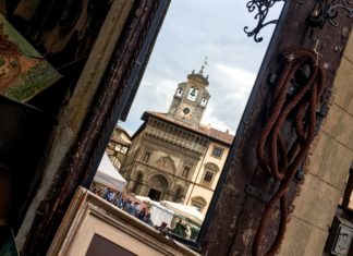 Il palazzo della Fraternita dei Laici riflesso in uno specchio antico durante la Fiera Antiquaria, Arezzo